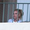 Exclusif -  Britney Spears et ses fils Sean et Jaden lancent des avions en papier depuis le balcon de leur hôtel lors de leurs vacances à Hawaii, le 7 août 2016.