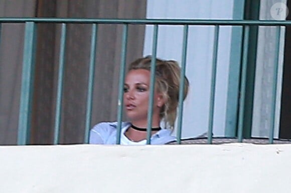 Exclusif -  Britney Spears et ses fils Sean et Jaden lancent des avions en papier depuis le balcon de leur hôtel lors de leurs vacances à Hawaii, le 7 août 2016.