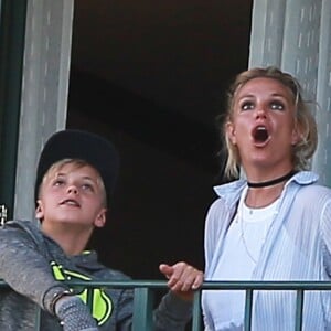 Exclusif - Britney Spears et ses fils Sean et Jaden lancent des avions en papier depuis le balcon de leur hôtel lors de leurs vacances à Hawaii, le 7 août 2016.
