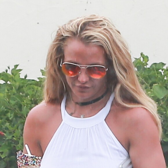 Britney Spears se promène sous la pluie avec ses fils Sean et Jayden en vacances à Hawaii, le 7 août 2016
