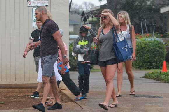 Britney Spears se promène sous la pluie avec ses fils Sean et Jayden Federline en vacances à Hawaii, le 7 août 2016