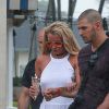 Britney Spears se promène sous la pluie avec ses fils Sean et Jayden à Hawaii, le 7 août 2016
