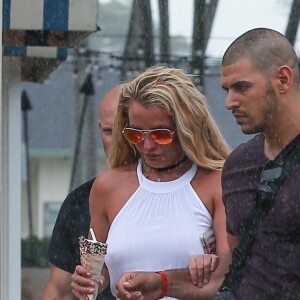 Britney Spears se promène sous la pluie avec ses fils Sean et Jayden à Hawaii, le 7 août 2016