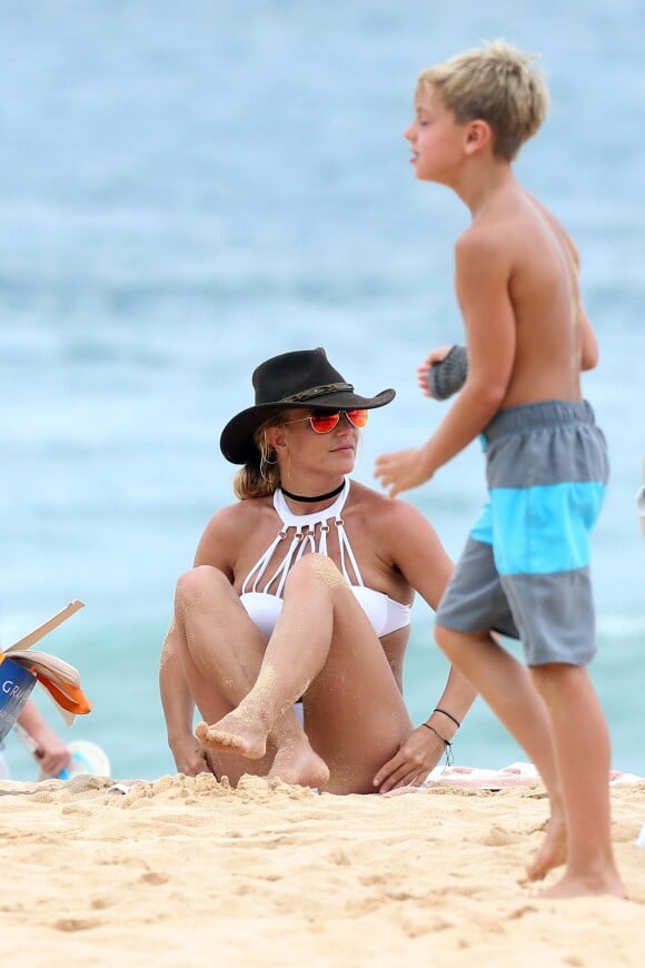 Britney Spears se relaxe sur une plage de Hawaï avec ses enfants, le 5 août 2016.