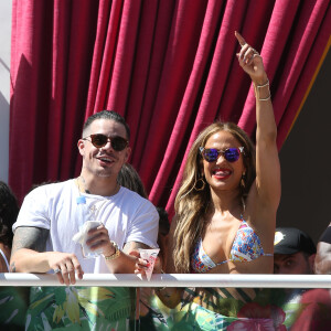 Jennifer Lopez et son compagnon Casper Smart s'amusent au Beachclub 'Carnival Del Sol' à Las Vegas, le 29 mai 2016