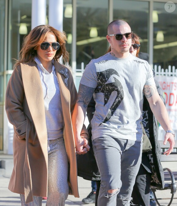 Jennifer Lopez et Casper Smart se promènent, main dans la main, dans les rues de New York, le 2 mars 2016