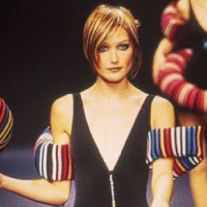 Quand Carla Bruni défilait pour Sonia Rykiel en 1996. Photo postée sur Instagram par la griffe...