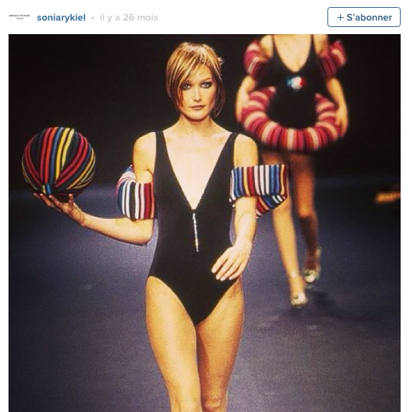 Quand Carla Bruni défilait pour Sonia Rykiel en 1996. Photo postée sur Instagram par la griffe...