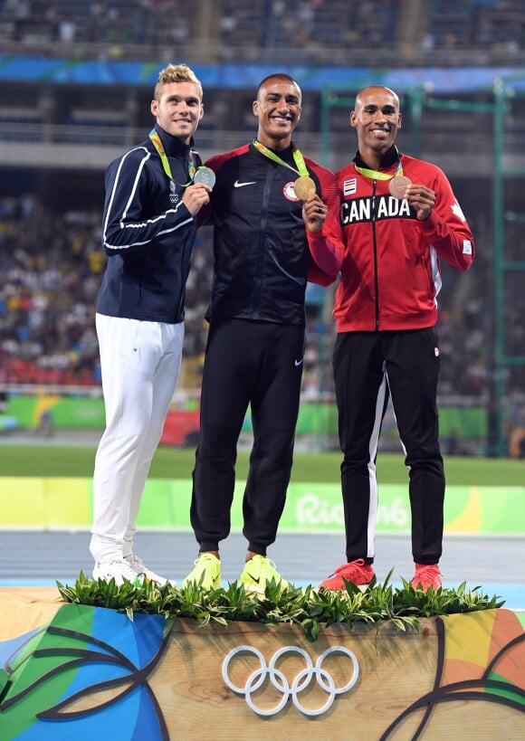 Ashton Eaton (USA), Kevin Mayer (FRA) et Damian Warner (CAN) sur le podium pour le décalthon, aux Jeux olympiques de Rio, le 19 août 2016.