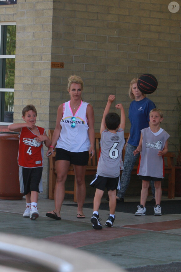 Exclusif - Britney Spears regarde ses fils Sean et Preston jouer au basket-ball à Calabasas, le 12 juillet 2014.