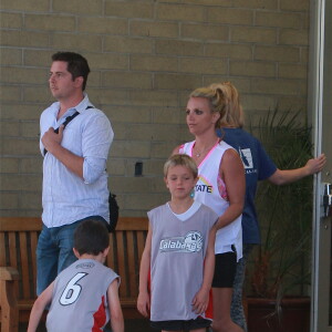 Exclusif - Britney Spears regarde ses fils Sean et Preston jouer au basket-ball à Calabasas, le 12 juillet 2014