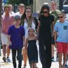 Victoria Beckham est allée déjeuner avec ses enfants Harper, Romeo, Cruz et Brooklyn au restaurant The Golden State à Los Angeles, le 21 août 2016