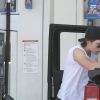 Exclusif - Chloë Grace Moretz et son petit ami Brooklyn Beckham mettent de l'essence dans leur voiture à Los Angeles, le 4 aout 2016