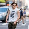 Brooklyn Beckham fait du skateboard dans les rues de New York. Le 27 juillet 2016