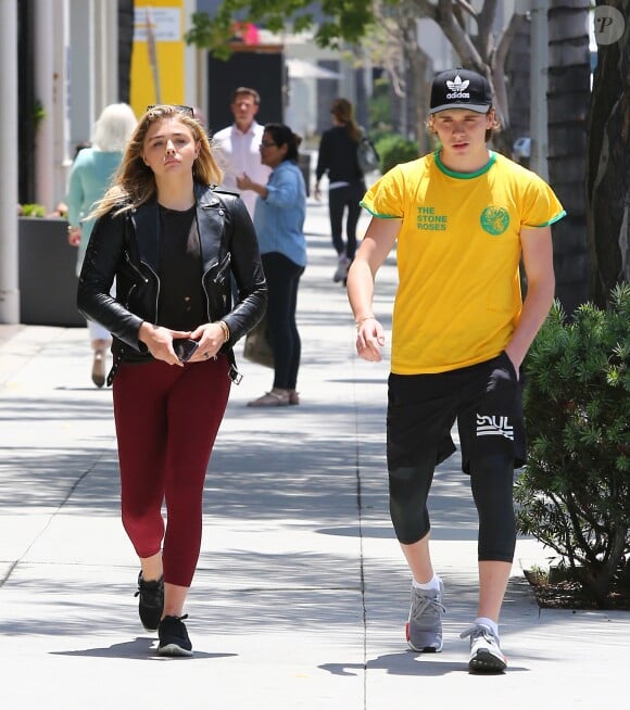 Chloë Grace Moretz et son compagnon Brooklyn Beckham se promènent main dans la main dans les rues de Beverly Hills le 30 juin 2016
