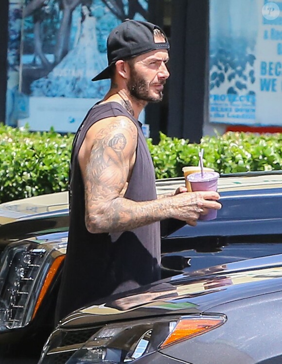 David Beckham achète des smoothies au Earth Bar après son cours de gym à West Hollywood, le 22 août 2016.