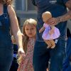 David Beckham et sa fille Harper se promènent à Los Angeles le 5 aout 2016.