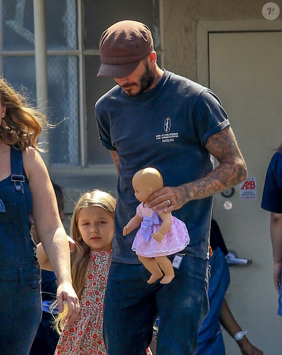 David Beckham et sa fille Harper se promènent à Los Angeles le 5 aout 2016.
