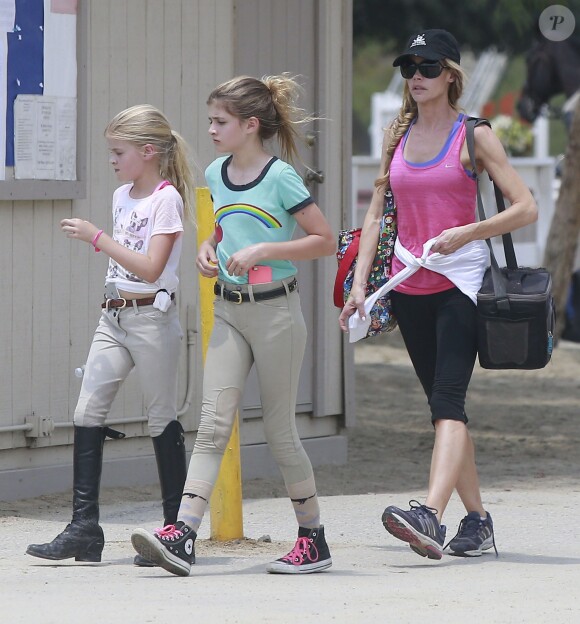 Exclusif - Denise Richards accompagne ses filles Sam et lola à leur cours d'équitation à Los Angeles le 19 juillet 2015.