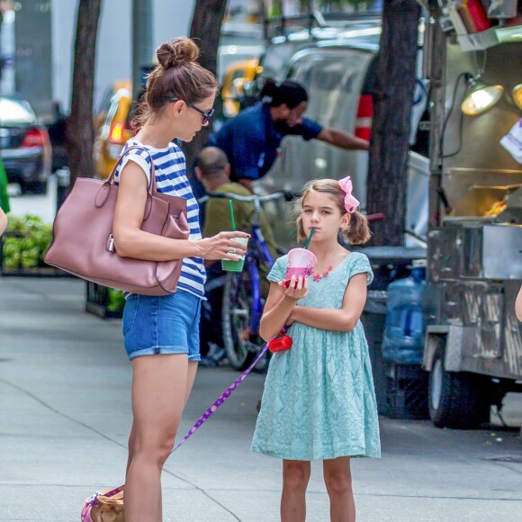 Exclusif -  Katie Holmes et sa fille Suri Cruise se promènent avec leur petit chihuahua Honey dans les rues de New York. Le 17 août 2016