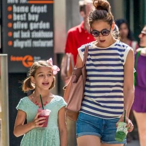 Exclusif -  Katie Holmes et sa fille Suri Cruise se promènent avec leur petit chihuahua Honey dans les rues de New York. Le 17 août 2016