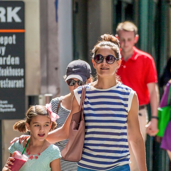 Exclusif -  Katie Holmes et sa fille Suri Cruise se promènent avec leur petit chihuahua Honey dans les rues de New York. Le 17 août 2016