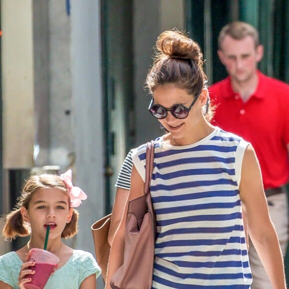 Exclusif -  Katie Holmes et sa fille Suri Cruise se promènent avec leur petit chihuahua Honey dans les rues de New York. Le 17 août 2016