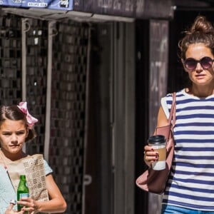 Exclusif -  Katie Holmes et sa fille Suri Cruise se promènent avec leur petit chihuahua Honey dans les rues de New York. Le 17 août 2016