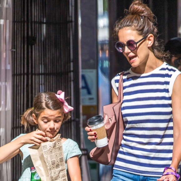 Exclusif -  Katie Holmes et sa fille Suri Cruise se promènent avec leur petit chihuahua Honey dans les rues de New York. Le 17 août 2016