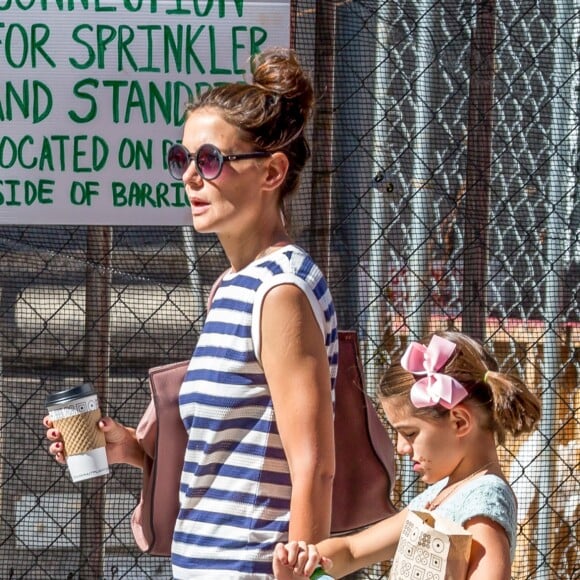 Exclusif -  Katie Holmes et sa fille Suri Cruise se promènent avec leur petit chihuahua Honey dans les rues de New York. Le 17 août 2016