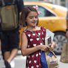 Exclusif - Katie Holmes et sa fille rejoignent leur voiture après une séance shopping à New York le 18 août 2016.