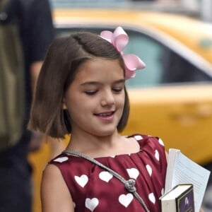 Exclusif - Katie Holmes et sa fille rejoignent leur voiture après une séance shopping à New York le 18 août 2016.