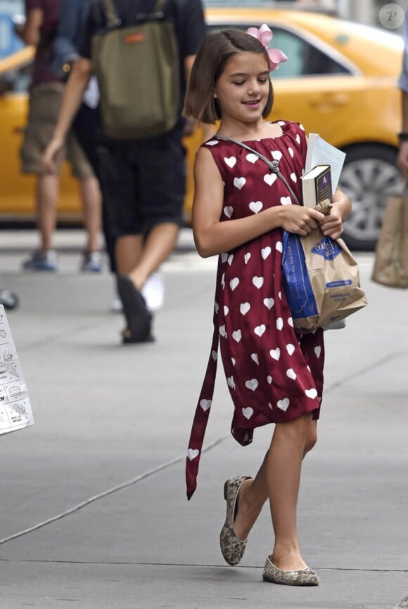 Exclusif - Katie Holmes et sa fille rejoignent leur voiture après une séance shopping à New York le 18 août 2016.