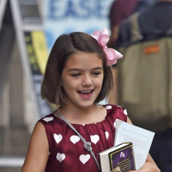 Exclusif - Katie Holmes et sa fille Suri Cruise rejoignent leur voiture après une séance shopping à New York le 18 août 2016.