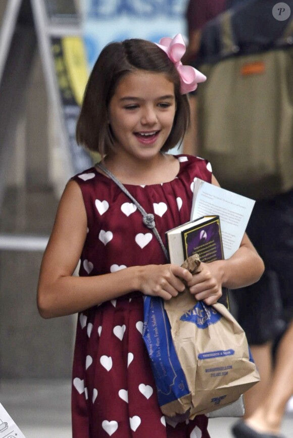 Exclusif - Katie Holmes et sa fille Suri rejoignent leur voiture après une séance shopping à New York le 18 août 2016.