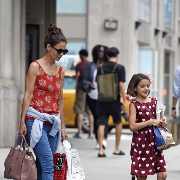 Exclusif - Katie Holmes et sa fille Suri Cruise rejoignent leur voiture après une séance shopping à New York le 18 août 2016.