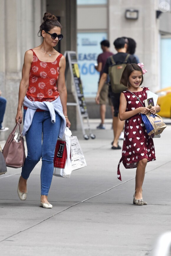 Exclusif - Katie Holmes et sa fille Suri Cruise rejoignent leur voiture après une séance shopping à New York le 18 août 2016.