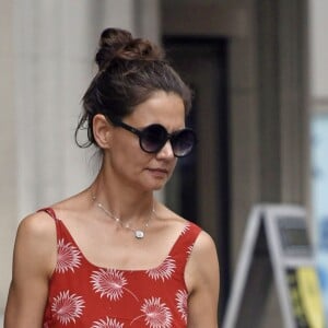 Exclusif - Katie Holmes et sa fille Suri Cruise rejoignent leur voiture après une séance shopping à New York le 18 août 2016.