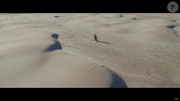 Image extraite du clip "Le Lac" de Julien Doré avec Pamela Anderson, août 2016.