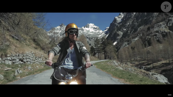 Image extraite du clip "Le Lac" de Julien Doré avec Pamela Anderson, août 2016.