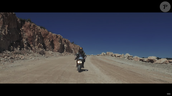 Image extraite du clip "Le Lac" de Julien Doré avec Pamela Anderson, août 2016.