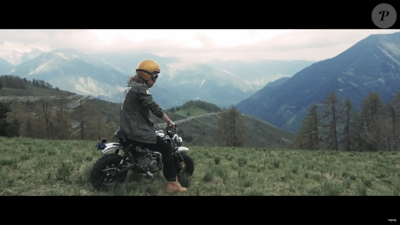 Image extraite du clip "Le Lac" de Julien Doré avec Pamela Anderson, août 2016.