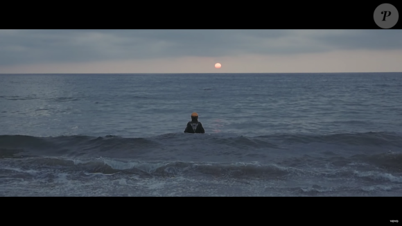 Image extraite du clip "Le Lac" de Julien Doré avec Pamela Anderson, août 2016.