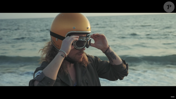 Image extraite du clip "Le Lac" de Julien Doré avec Pamela Anderson, août 2016.