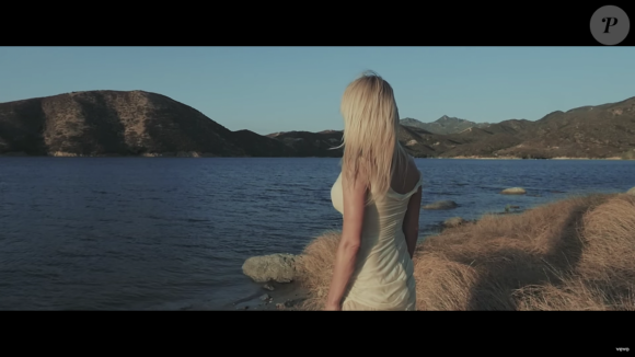 Image extraite du clip "Le Lac" de Julien Doré avec Pamela Anderson, août 2016.