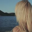 Image extraite du clip "Le Lac" de Julien Doré avec Pamela Anderson, août 2016.