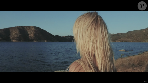 Image extraite du clip "Le Lac" de Julien Doré avec Pamela Anderson, août 2016.