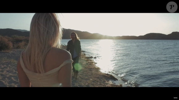 Image extraite du clip "Le Lac" de Julien Doré avec Pamela Anderson, août 2016.
