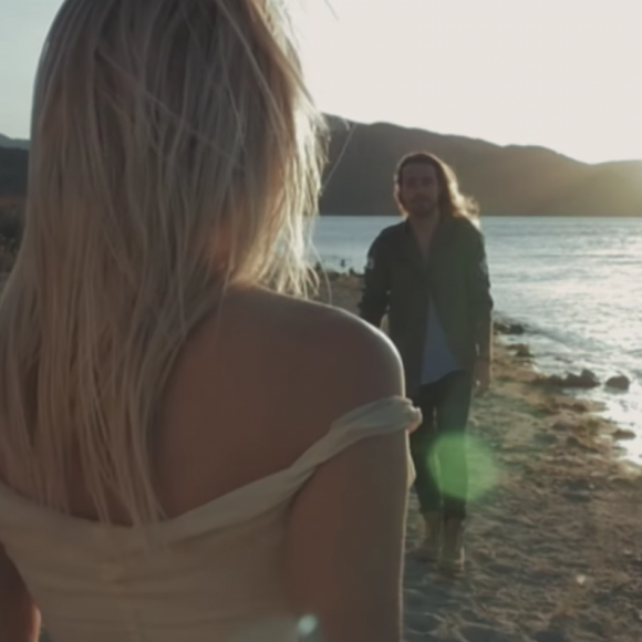 Image extraite du clip "Le Lac" de Julien Doré avec Pamela Anderson, août 2016.