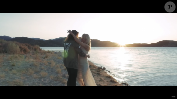 Image extraite du clip "Le Lac" de Julien Doré avec Pamela Anderson, août 2016.